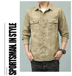 Détail d'une chemise camouflage d'extérieur à manches longues avec doubles poches poitrine