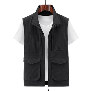 Gilet nero da uomo per attività all'aperto con design multi-tasca e collo alto morbido