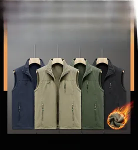 Vue détaillée de quatre gilets polaires à poches avec doublure thermique pour l'extérieur