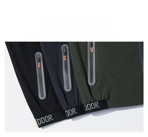 Dettaglio di cerniere impermeabili e orli elastici su giacche outdoor in tre colori
