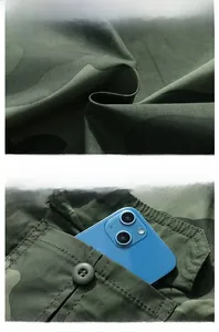 Détail de la texture camouflage et de la poche poitrine fonctionnelle avec bouton et téléphone