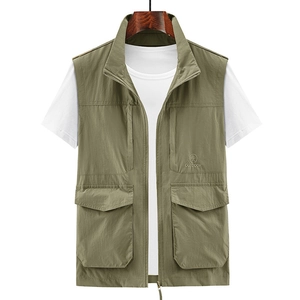 Gilet utility verde militare con tasche multiple e collo alto per uomo