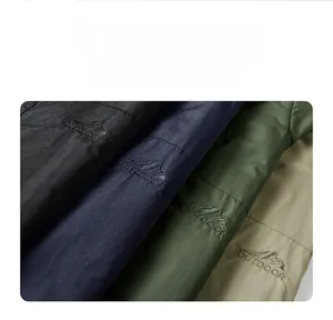 Vue détaillée des tissus de gilet d'extérieur en noir, marine, vert armée et beige