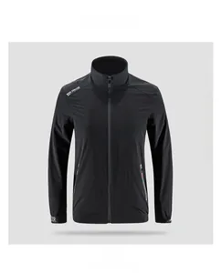 Vista frontale della giacca sportiva nera con colletto alla coreana e tasche zip