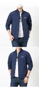Dettaglio giacca outdoor uomo blu navy con tasche con zip e loghi bianchi stampati