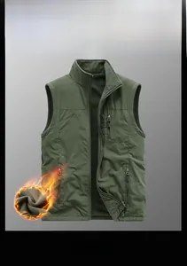 Détail du gilet extérieur vert armée avec doublure polaire chaude et poches zippées