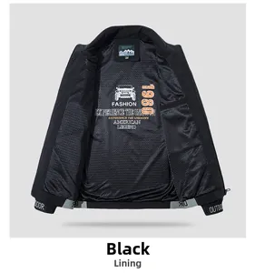 Dettaglio giacca outdoor con fodera stampa vintage 1980 e tessuto in nylon nero