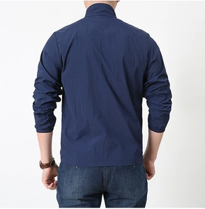 Dettaglio della giacca protettiva solare blu navy con polsini elastici e texture micro-rugosa