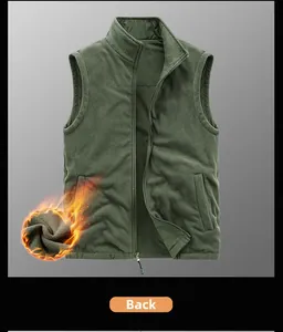 Détail du dos d'un gilet polaire vert chaud avec col montant et fermeture éclair en métal
