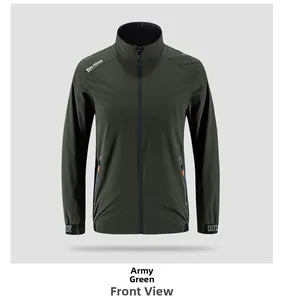 Dettaglio della giacca outdoor verde militare con tiralampo arancioni e collo alto