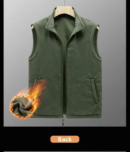 Détail de la veste polaire vert foncé avec col montant et texture polaire double face