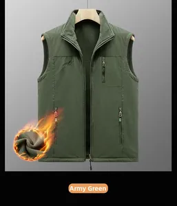 Détail du gilet outdoor vert armée montrant la doublure polaire et la poche zippée