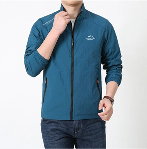 Dettagli della giacca outdoor verde acqua con tasche a zip e tessuto traspirante