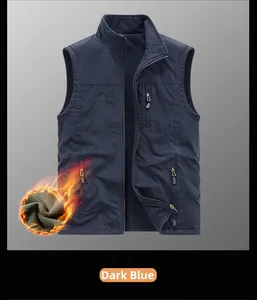 Détail du gilet d'extérieur bleu marine avec tissu coupe-vent et doublure en polaire