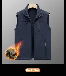 Détail de gilet de plein air bleu marine avec doublure polaire et poches zippées