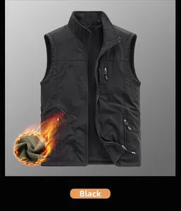Détail de gilet de plein air noir pour homme avec doublure polaire grise et thermique