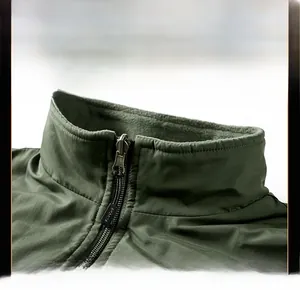 Détail du col de veste vert armée avec doublure polaire grise et tirette de zip SPORTS