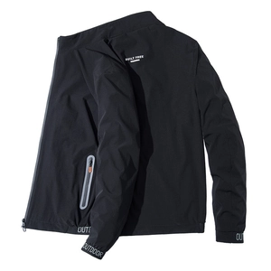 Giacca sportiva outdoor da uomo nera con colletto alla coreana e dettagli stampati