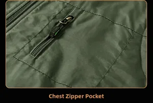 Gros plan d'un gilet d'extérieur vert olive avec poche poitrine zippée et coutures de précision