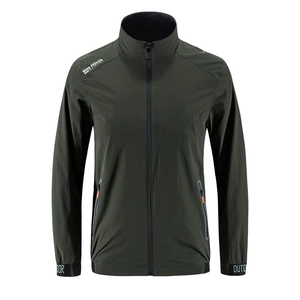 Giacca a vento sportiva verde militare da uomo con collo alto e dettagli zip arancioni