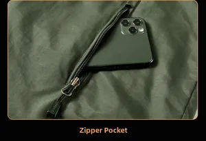 Détail de gilet vert armée montrant la poche zippée avec téléphone pour référence