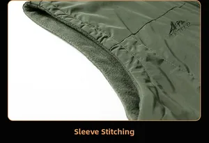 Détail de gilet de plein air vert armée avec tissu coupe-vent, doublure polaire et coutures