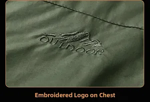 Macro de la broderie de montagne et du lettrage outdoor sur le tissu vert armée