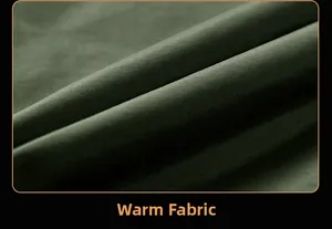 Détail du tissu vert olive chaud avec texture tricotée fine et finition douce sur un gilet