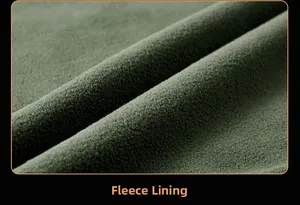 Gros plan sur la doublure polaire vert foncé montrant la texture chaude du tissu