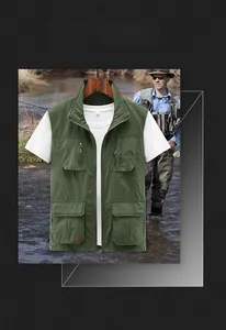 Detail van het legergroene visvest met meerdere zakken en Outdoor-borduurwerk