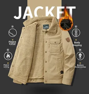 Detail der flauschigen Sherpa-Fütterung und Metallknöpfe an der khakifarbenen Herrenjacke