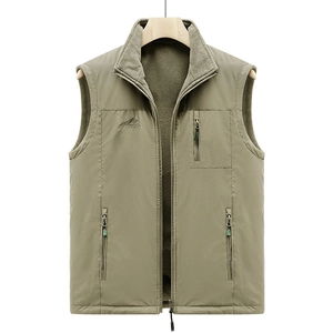 Gilet de plein air vert olive avec col montant, doublure polaire et poches zippées