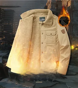 Detail der khakifarbenen Herrenjacke mit warmem Nerzstofffutter und robuster Canvas-Textur