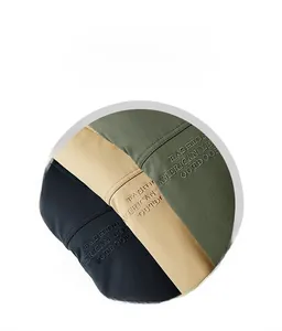Detail von Outdoor-Jacken in Schwarz, Khaki und Armeegrün mit 3D-Stickerei-Applikationen
