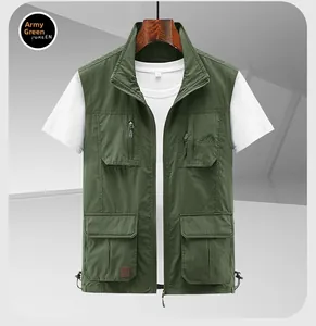 Macro-opname van legergroen outdoor visvest met opstaande kraag en zakken