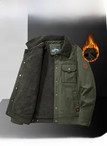 Nahaufnahme der herrenjacke in militärgrün mit dickem dunkelgrauem fleepfutter und brusttasche