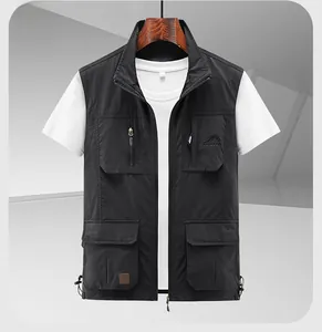 Detail van tactisch vest met meerdere zakken voor outdoor-fotografie en vissen
