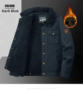 Detail der dunkelblauen Herrenjacke mit Fleece-Futter und Fashion-Patch am Ärmel