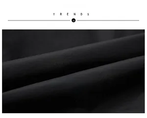 Vue macro détaillée de la texture du tissu noir doux d'une veste décontractée