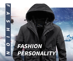 Détail d'une veste de sport à capuche avec doublure polaire grise chaude et fermeture
