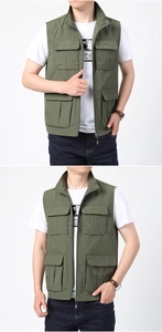 Détail du gilet extérieur vert olive avec quatre grandes poches à rabat et fermeture éclair
