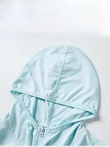 Détail de la veste anti-UV en soie glacée bleu clair UPF50+ avec tissu respirant à micropores
