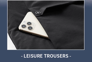 Détail du pantalon de loisirs avec une grande poche latérale boutonnée et texture mate