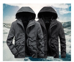 Détail de la veste d'extérieur d'hiver avec doublure polaire et tissu coupe-vent