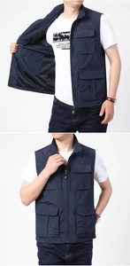 Détails d'un gilet bleu marine multi-poches avec fermeture éclair et doublure en maille