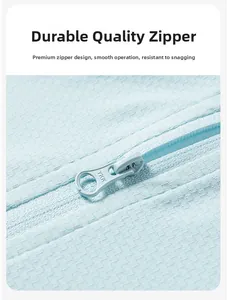 Détail de la fermeture éclair YKK durable sur une veste en soie glacée bleu clair