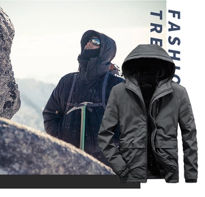 Détail de la veste d'extérieur gris foncé pour homme avec capuche et tissu coupe-vent