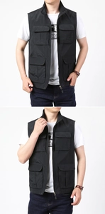 Détail de la veste cargo tactique noire avec multi-poches et fermeture à glissière en métal