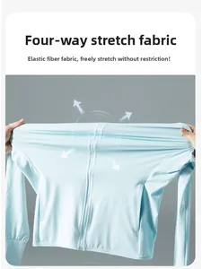 Détail du tissu en soie glacée bleu clair montrant l'extensibilité et la texture microporeuse