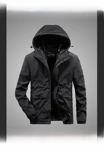 Détail d'une veste à capuche noire pour homme en tissu imperméable avec cordon réglable
